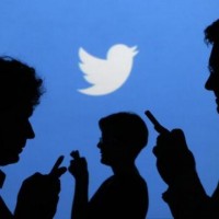 Twitter y la censura, o cómo destejer la red People holding mobile phones are silhouetted against a backdrop projected with the Twitter logo in Warsaw