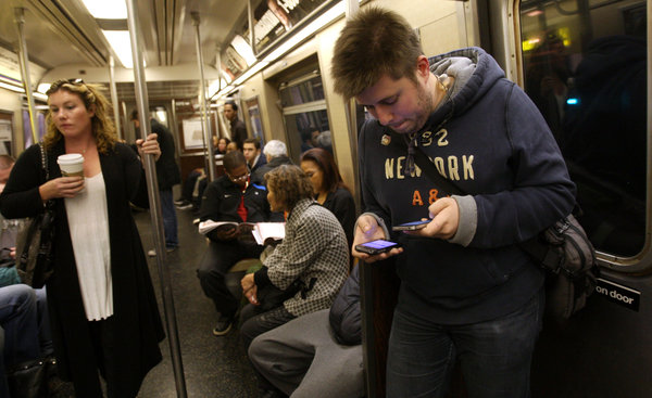 redes-sociales_iphone-en-el-metro